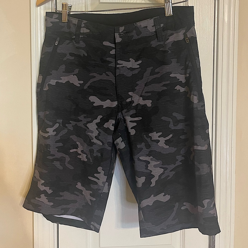 Black and Gray Camouflage Men’s 11” Hybrid pool shorts - size 30w